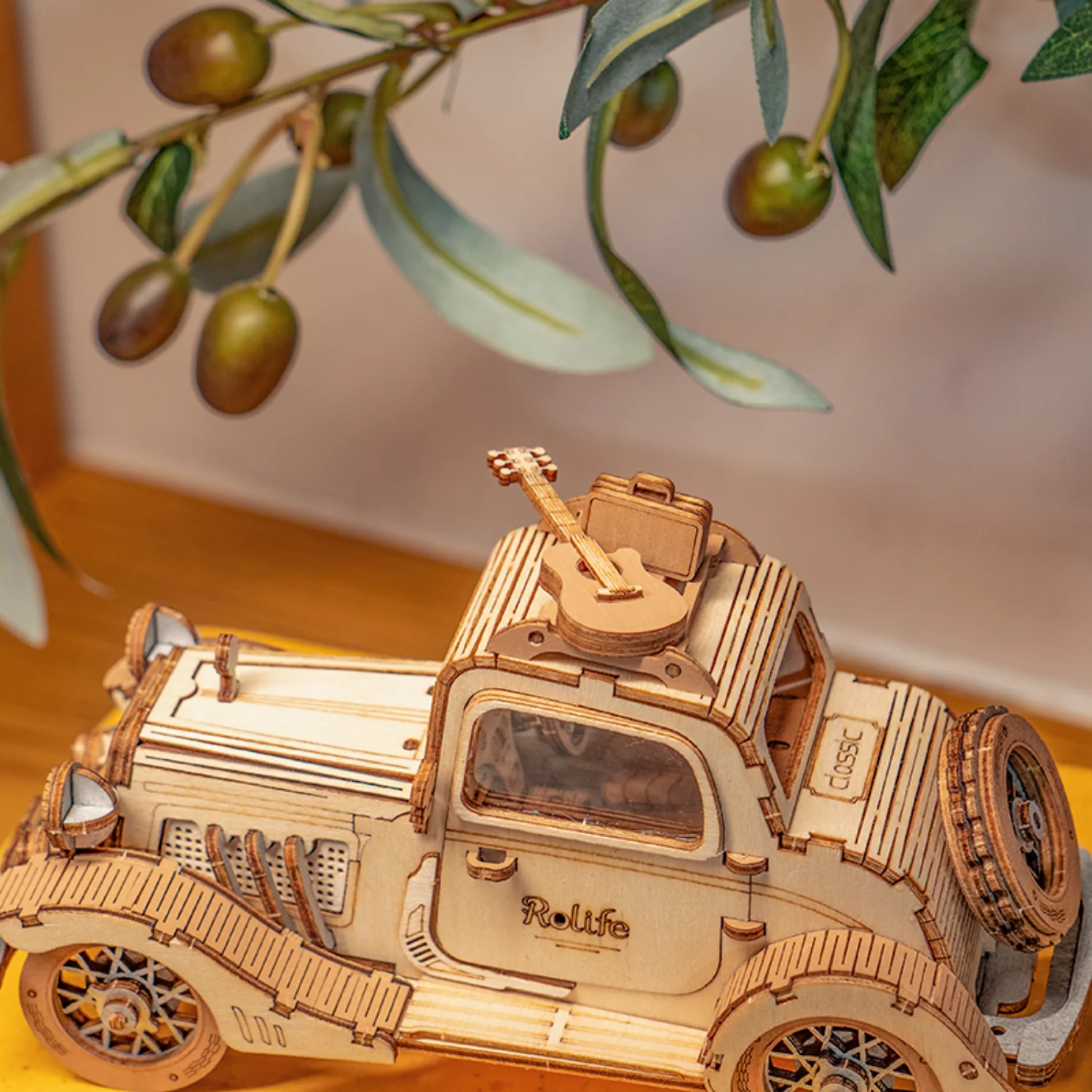 Vintage Auto mit Gitarre - Image 4